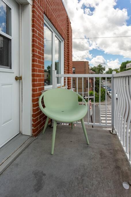 Lovely Rental Unit With Balcony~ Autoroute 40 Монреаль Экстерьер фото