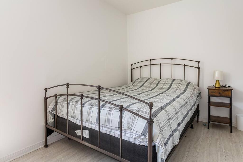 Lovely Rental Unit With Balcony~ Autoroute 40 Монреаль Экстерьер фото